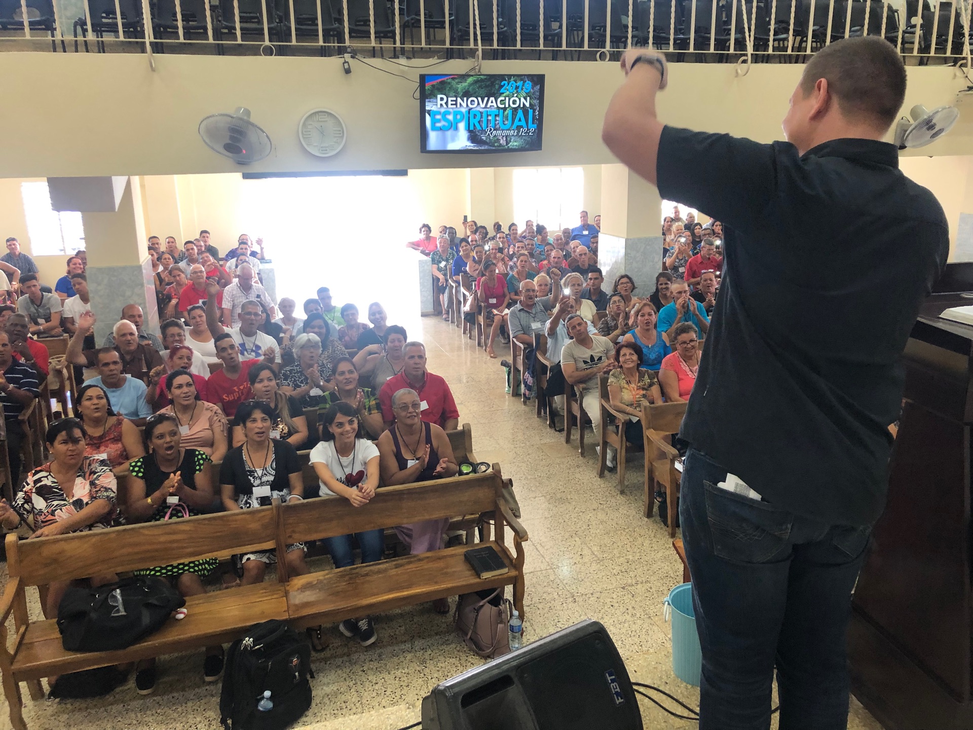 Congregación en adoración durante un servicio